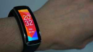 Prise en main du Samsung Gear Fit, un bracelet plus branché que sportif