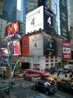 LG grimpe littéralement sur le Samsung Galaxy S4 pour faire la pub de son Optimus G