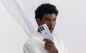 Motorola edge 70 Cloud Dancer pantone intro