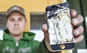 Un iPhone 4S prend feu tout seul devant une caméra