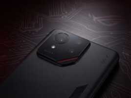 Bloc optique arrière d'un smartphone Asus ROG Phone sur fond sombre avec motifs de circuits imprimés.