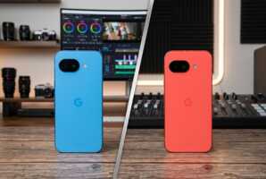 Deux smartphones Google Pixel posés sur une table en bois, séparés par une ligne diagonale.
