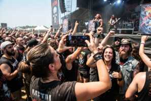 Smartphone capturant un concert de heavy metal traditionnel.
