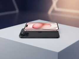 Deux smartphones posés l'un sur l'autre sur un socle cubique.