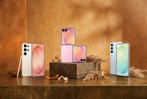 Une main tient un smartphone Redmi bleu clair avec un double capteur photo arrière sur fond bleu.