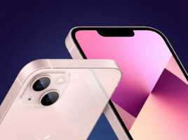 Deux smartphones iPhone 13 roses sur fond bleu.