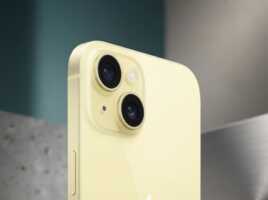 Gros plan sur le bloc optique arrière d'un smartphone jaune avec deux objectifs et un flash.