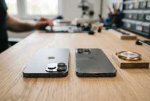 Deux iPhone posés sur une table, l'un avec un dos intact et l'autre avec des micro-rayures.