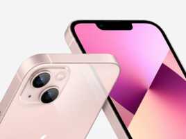 Un smartphone rose photographié sur fond blanc, éclairage diffus, style photographie de produit.