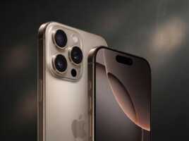Vue arrière et avant d'un iPhone avec triple capteur photo sur fond sombre.