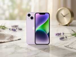 Smartphone violet posé sur une table en marbre avec une horloge et des brins de lavande en arrière-plan.