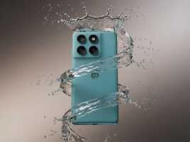 Dos du smartphone Motorola Edge 60 Fusion entouré d'un tourbillon d'eau sur fond gris.