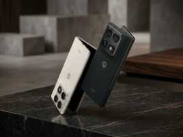 Un smartphone Motorola Razr blanc et noir photographié sur une table en pierre, éclairage studio, style publicitaire.