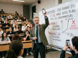 Un professeur présente un graphique sur les risques économiques des smartphones en 2026 devant des étudiants.