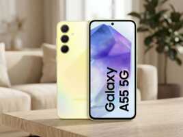 Smartphone Samsung Galaxy A55 5G jaune posé sur une table avec un fond uni.