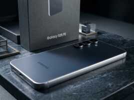 Un smartphone Samsung Galaxy S25 FE et sa boîte sur une surface en pierre, éclairage studio, photographie produit.