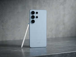 Samsung Galaxy S26 Ultra pose avec stylet intro