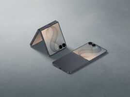 Deux smartphones pliables Samsung Galaxy Z Flip posés sur une surface grise.