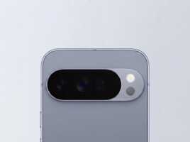 Vue rapprochée du bloc optique arrière d'un smartphone gris sur fond clair.