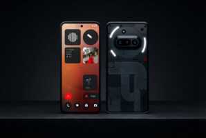 Smartphone posé sur un fond noir uni.