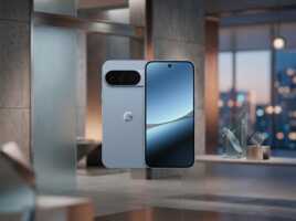 Smartphone Google Pixel bleu présenté de face et de dos dans un intérieur moderne.