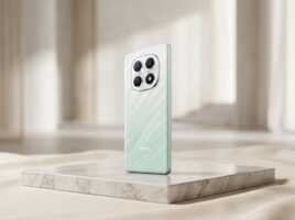 Smartphone Redmi vert posé sur un socle en marbre sur fond neutre.