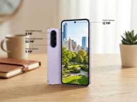 Un smartphone violet photographié sur un bureau, éclairage naturel, style photographie produit avec annotations techniques.