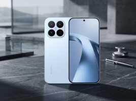 Smartphone Xiaomi blanc posé sur une table en pierre avec un stylo.