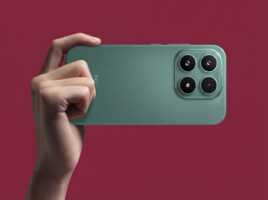 Main tenant un smartphone Xiaomi vert avec un bloc photo Leica sur fond de couleur complémentaire.