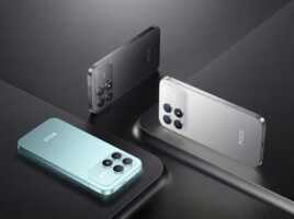 Trois smartphones Poco de couleurs différentes posés sur une surface sombre.