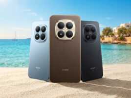 Trois smartphones Redmi de couleurs différentes posés sur une plage avec la mer en arrière-plan.