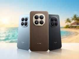 Trois smartphones Redmi de couleurs différentes sur un fond de plage.