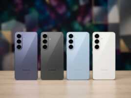Quatre smartphones Samsung de couleurs différentes alignés sur une table.