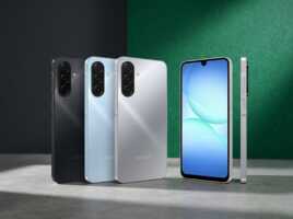 Trois smartphones Samsung de couleurs différentes et un écran de face sur une surface grise, éclairage studio.