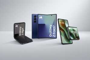 Trois smartphones posés côte à côte sur une surface plane.