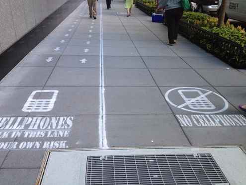 En Chine, une moitié de trottoir est dédiée aux utilisateurs de smartphones
