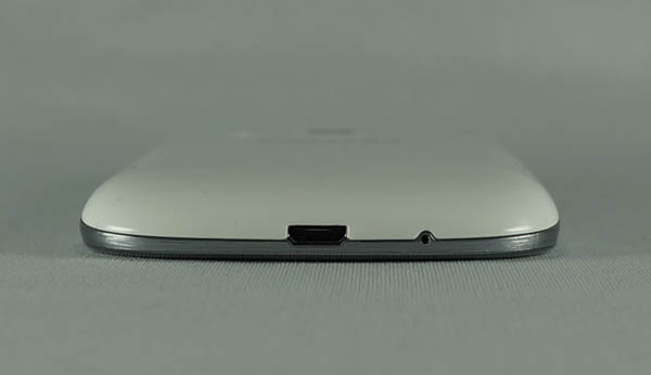 Samsung Galaxy S3 mini : tranche basse
