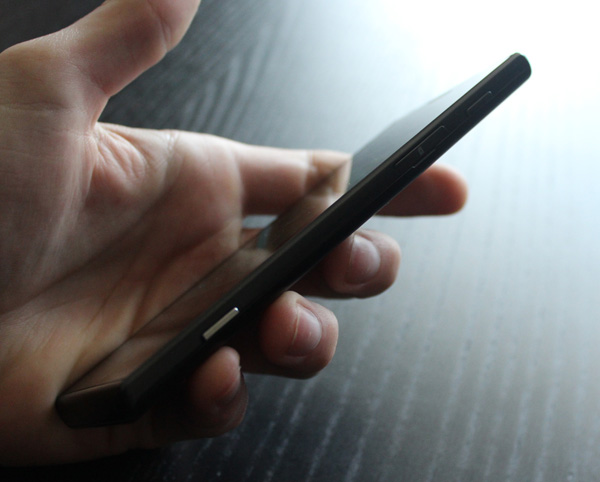 Huawei Ascend P2 : côté droit