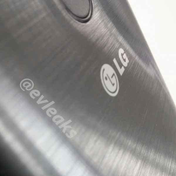 LG G3 : gros plan sur son châssis à l'effet métal brossé