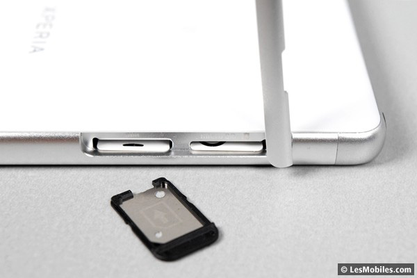 Sony Xperia XA : trappe pour ports nanoSIM/microSD
