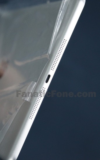 Zoom sur les grilles de haut-parleurs du capot supposé de l'iPad 5