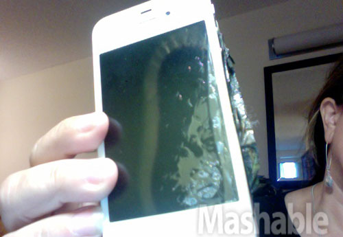 Un iPhone 4 prend subitement feu, à quelques centimètres du visage de sa propriétaire 