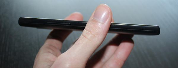 Huawei Ascend P2 : côté gauche