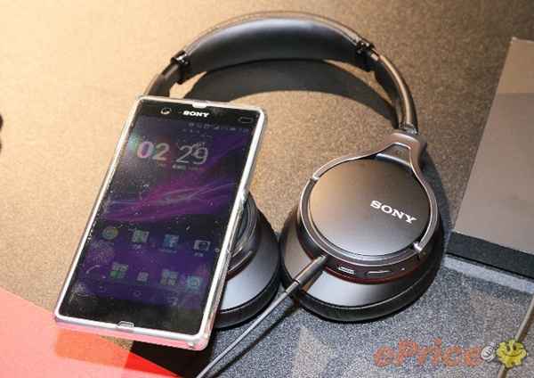 Sony Xperia Z1S : le petit frère du Xperia Z1 apparaît en état de marche