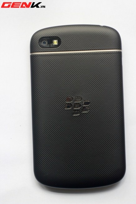 BlackBerry Q10 : le smartphone à clavier revient... avec un dos en gomme
