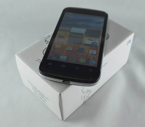Test ZTE Blade 3 : smartphone sur sa boite