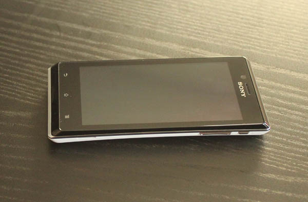 Sony Xperia J : vue de côté