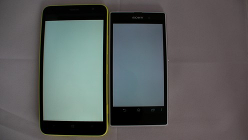 Nokia Lumia 1320 : comparatif écran Sony Xperia Z1