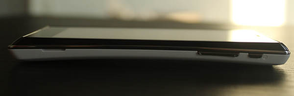 Sony Xperia J : côté droit