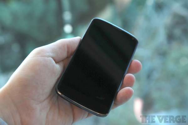 Google Nexus 4 : le smartphone est officiel et ne coûte que 299 dollars en version 8 Go, 349 dollars en version 16 Go